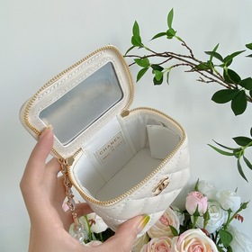 Мини-сумочка Chanel с жемчужной цепочкой, модель 9055 Это настоящ