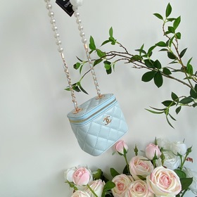 Мини-сумочка Chanel с жемчужной цепочкой, модель 9055 Это настоящ