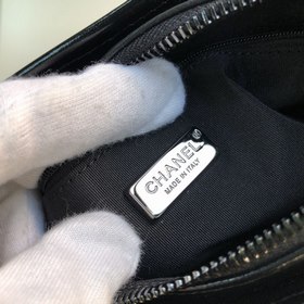 CHANEL Маленькая сумка через плечо Модель： 91810 с застежкой-пист