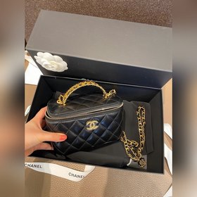 CHANEL Кожаный косметический чемоданчик с ручкой