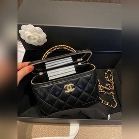 CHANEL Кожаный косметический чемоданчик с ручкой
