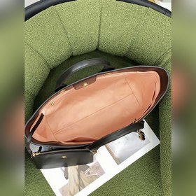 CHANEL Тот-баг из гладкой телячьей кожи, черный    Осенне-зимн