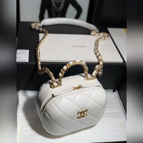 CHANEL Белая сумка через плечо, в которую помещается мобильный те