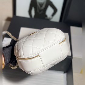 CHANEL Белая сумка через плечо, в которую помещается мобильный те