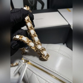CHANEL Белая сумка через плечо, в которую помещается мобильный те