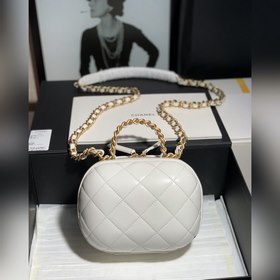 CHANEL Белая сумка через плечо, в которую помещается мобильный те