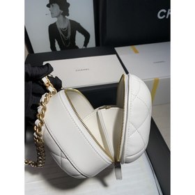 CHANEL Белая сумка через плечо, в которую помещается мобильный те