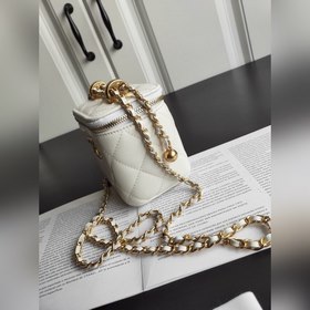 CHANEL Золотая сумка-коробка через плечо В этом сезоне каждая мод