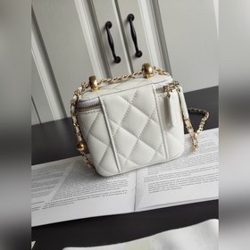 CHANEL Золотая сумка-коробка через плечо В этом сезоне каждая мод