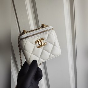 CHANEL Золотая сумка-коробка через плечо В этом сезоне каждая мод