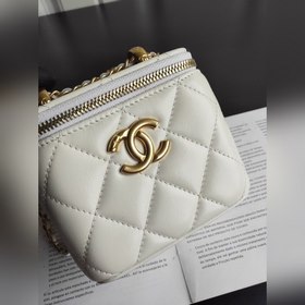 CHANEL Золотая сумка-коробка через плечо В этом сезоне каждая мод