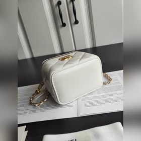 CHANEL Золотая сумка-коробка через плечо В этом сезоне каждая мод