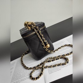 CHANEL Золотая сумка-коробка через плечо В этом сезоне каждая мод