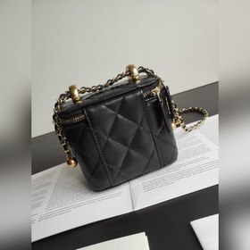 CHANEL Золотая сумка-коробка через плечо В этом сезоне каждая мод