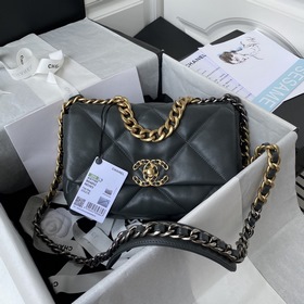 Chanel Осень-Зима 19Bag сочетает в себе все классические черты су