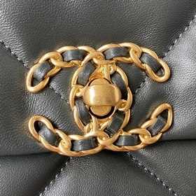 Chanel Осень-Зима 19Bag сочетает в себе все классические черты су
