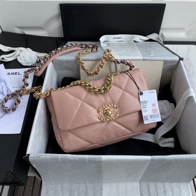 Chanel Осень-Зима 19Bag сочетает в себе все классические черты су