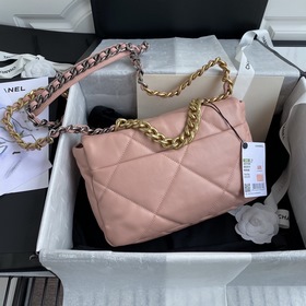 Chanel Осень-Зима 19Bag сочетает в себе все классические черты су