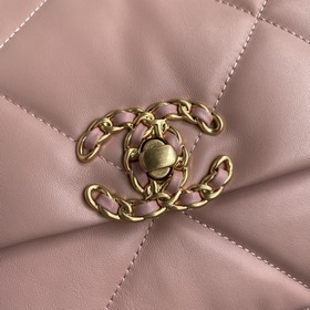 Chanel Осень-Зима 19Bag сочетает в себе все классические черты су