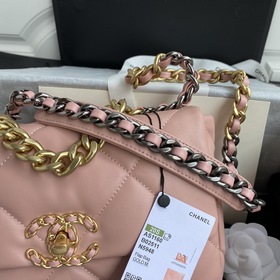 Chanel Осень-Зима 19Bag сочетает в себе все классические черты су