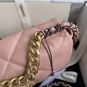 Chanel Осень-Зима 19Bag сочетает в себе все классические черты су