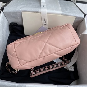Chanel Осень-Зима 19Bag сочетает в себе все классические черты су