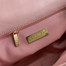 Chanel Осень-Зима 19Bag сочетает в себе все классические черты су