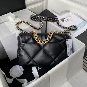 Chanel Осень-Зима 19Bag сочетает в себе все классические черты су