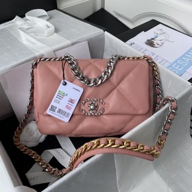 Chanel осень-зима 19. Сумка, сочетающая в себе все классические ч