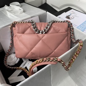 Chanel осень-зима 19. Сумка, сочетающая в себе все классические ч