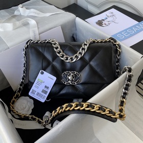 Chanel осень-зима 19. Сумка, сочетающая в себе все классические ч