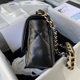 Chanel осень-зима 19. Сумка, сочетающая в себе все классические ч