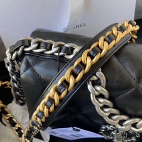 Chanel осень-зима 19. Сумка, сочетающая в себе все классические ч