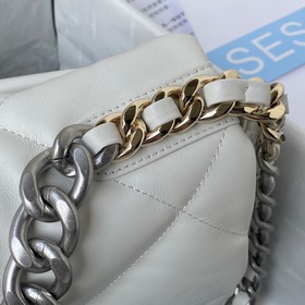 Chanel осень-зима 19. Сумка, сочетающая в себе все классические ч