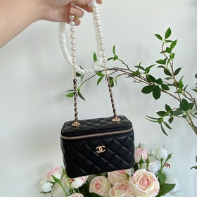 Chanel, модель 9056, мини-сумочка с жемчужной цепочкой Увидев эту