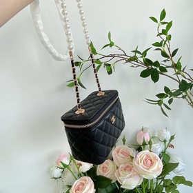 Chanel, модель 9056, мини-сумочка с жемчужной цепочкой Увидев эту