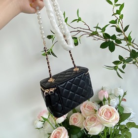 Chanel, модель 9056, мини-сумочка с жемчужной цепочкой Увидев эту