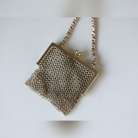 Металлическая сумка Chanel A Каждый значок отражает нежность юно