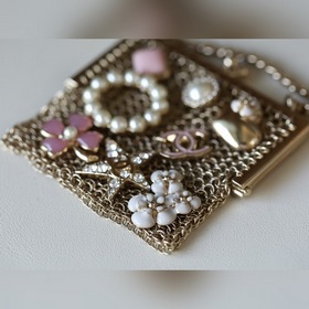 Металлическая сумка Chanel A Каждый значок отражает нежность юно