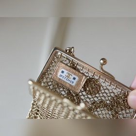 Металлическая сумка Chanel A Каждый значок отражает нежность юно