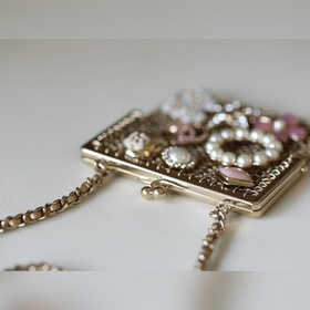 Металлическая сумка Chanel A Каждый значок отражает нежность юно