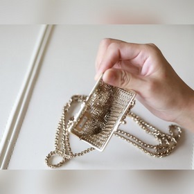 Металлическая сумка Chanel A Каждый значок отражает нежность юно