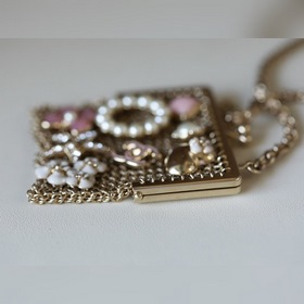 Металлическая сумка Chanel A Каждый значок отражает нежность юно