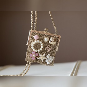 Металлическая сумка Chanel A Каждый значок отражает нежность юно