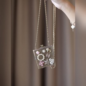 Металлическая сумка Chanel A Каждый значок отражает нежность юно