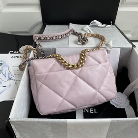 Новая сумка Chanel 20-летия, сочетающая в себе все классические ч