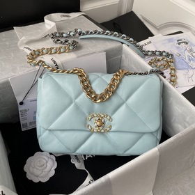 Новая сумка Chanel 20-летия, сочетающая в себе все классические ч