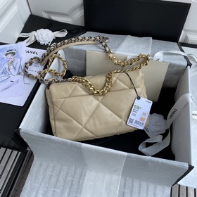 Chanel Осень-Зима 19Bag сочетает в себе все классические черты су