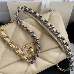 Chanel Осень-Зима 19Bag сочетает в себе все классические черты су