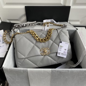Chanel Bag сочетает в себе все классические черты сумки-подушки.